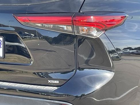 Used 2022 Toyota Highlander XSE FWD image 6