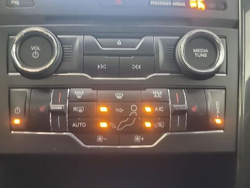 Used 2018 Ford Explorer XLT w/ Equipment Group 202A AWD/4WD image 32