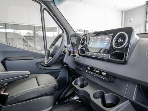 Used 2025 Mercedes-Benz Sprinter 2500 image 18