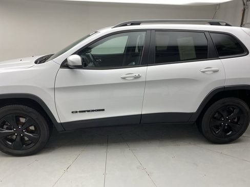 Used 2019 Jeep Cherokee Latitude Plus AWD/4WD image 2