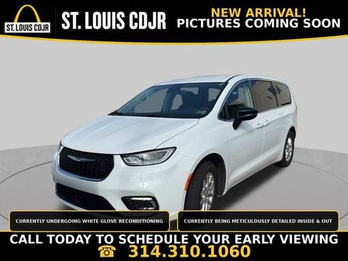 Used 2024 Chrysler Pacifica Touring-L FWD image 1
