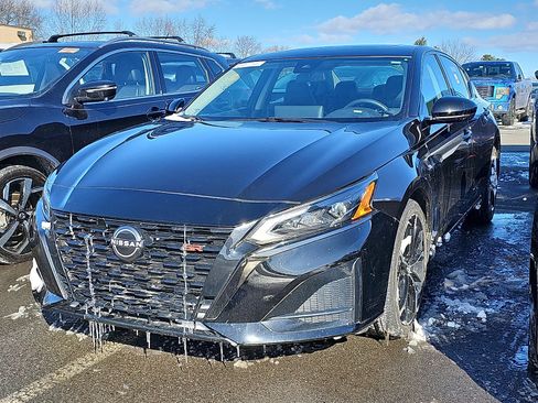 Used 2023 Nissan Altima 2.5 SR w/ SR Premium Package image 2