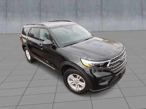 Used 2023 Ford Explorer XLT AWD/4WD image 2
