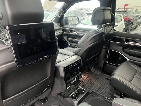 Used 2024 Jeep Wagoneer Series III w/ Premium Group I image 27