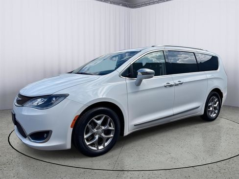 Used 2018 Chrysler Pacifica Limited FWD image 12