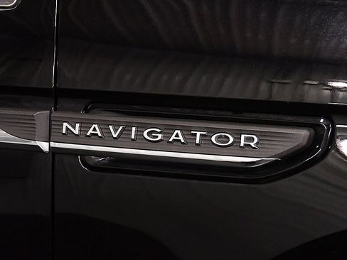 Used 2024 Lincoln Navigator Premiere image 10