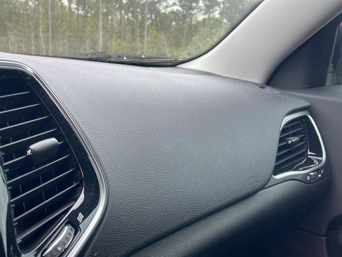 Used 2019 Jeep Cherokee Limited image 19