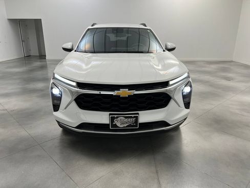 Used 2025 Chevrolet Trax LT FWD image 3