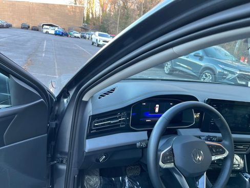 Used 2025 Volkswagen Jetta SE image 34