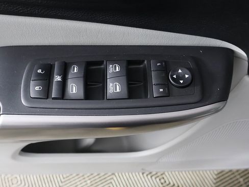 Used 2021 Jeep Cherokee Latitude Lux w/ Mopar Interior Package image 32