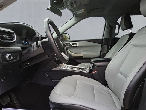 Used 2021 Ford Explorer XLT w/ Equipment Group 202A image 9