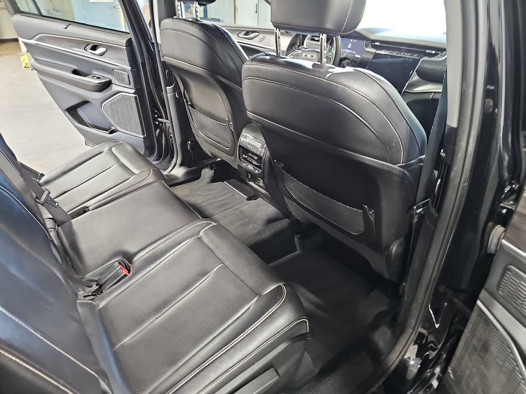 Used 2023 Jeep Grand Cherokee L Limited w/ Luxury Tech Group II AWD/4WD image 11