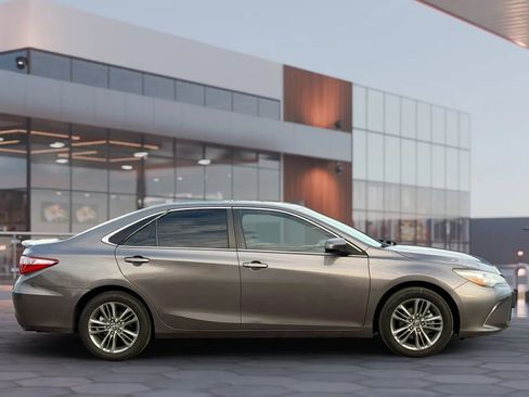 Used 2017 Toyota Camry SE w/ Moonroof Package FWD image 13