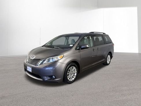 Used 2013 Toyota Sienna XLE image 25
