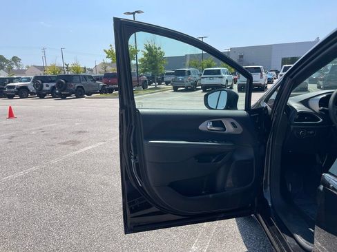 Used 2022 Chrysler Pacifica Limited w/ Uconnect Theater Family Group FWD image 56
