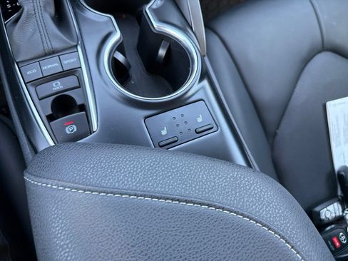 Used 2020 Toyota Camry XSE FWD image 19