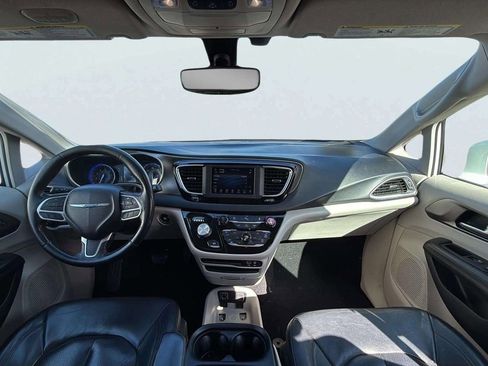 Used 2020 Chrysler Pacifica Touring-L image 9