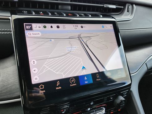 Used 2023 Jeep Grand Cherokee Limited image 2