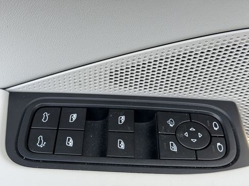 Certified 2024 Porsche Macan Turbo Electric image 22