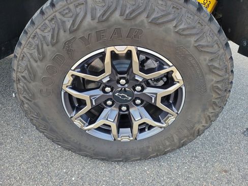 Used 2024 Chevrolet Colorado ZR2 w/ ZR2 Convenience Package III image 24