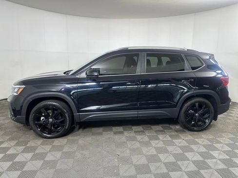 Used 2023 Volkswagen Taos SE w/ Panoramic Sunroof Package image 6