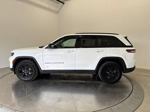 Used 2025 Jeep Grand Cherokee Altitude AWD/4WD image 4
