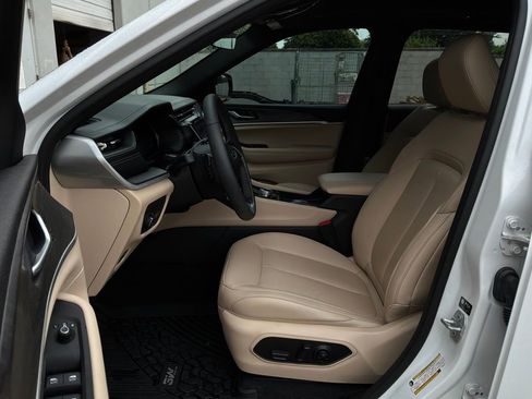 Used 2025 Jeep Grand Cherokee Limited RWD image 10
