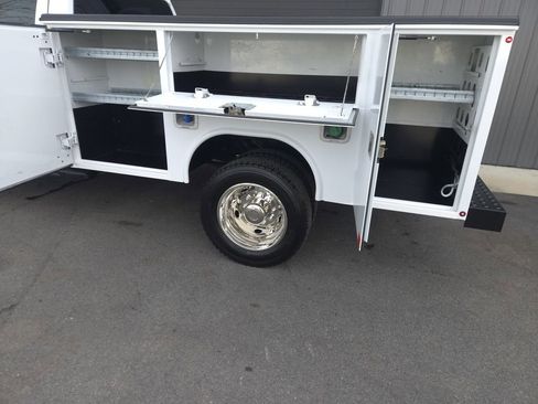 Used 2016 Ford F550 4x4 Regular Cab Super Duty image 4