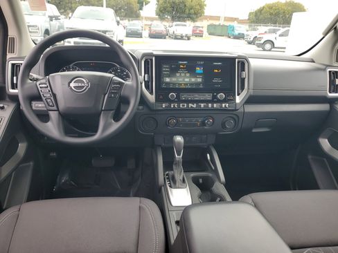 Used 2025 Nissan Frontier SV image 15