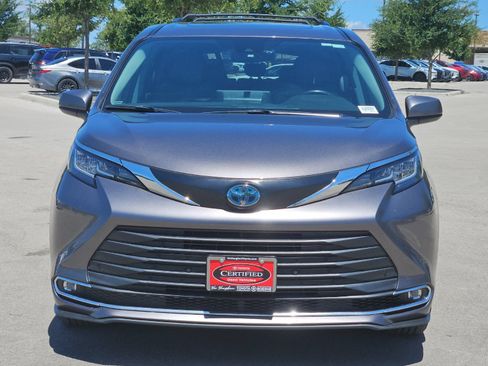 Used 2023 Toyota Sienna XLE FWD image 8