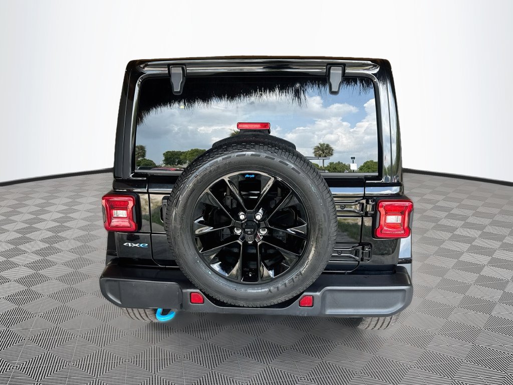 Used 2022 Jeep Wrangler Unlimited Sahara w/ Cold Weather Group AWD/4WD image 7