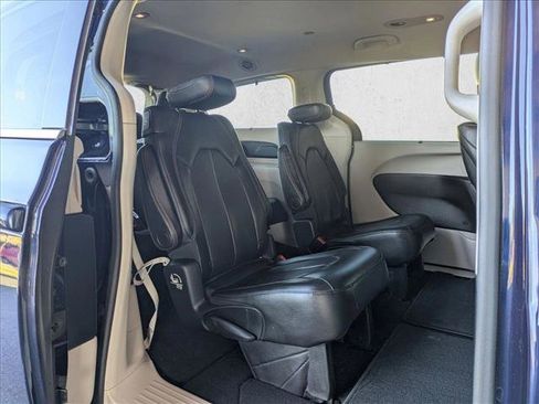 Used 2018 Chrysler Pacifica Touring-L Plus image 19