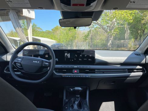 Used 2025 Kia K4 LXS image 32