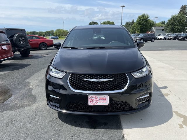 Used 2025 Chrysler Pacifica Select AWD/4WD image 3