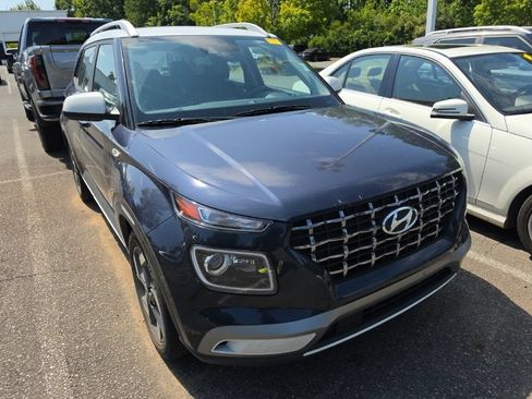 Used 2022 Hyundai Venue Limited FWD image 2