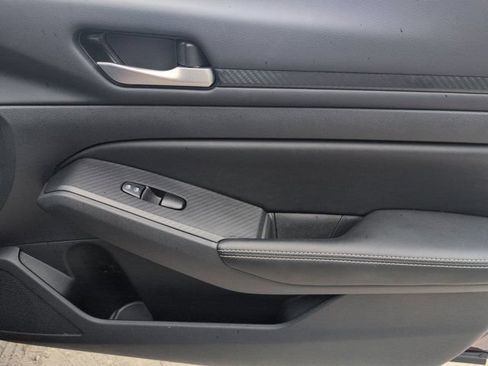 Used 2025 Nissan Altima 2.5 SV FWD image 32