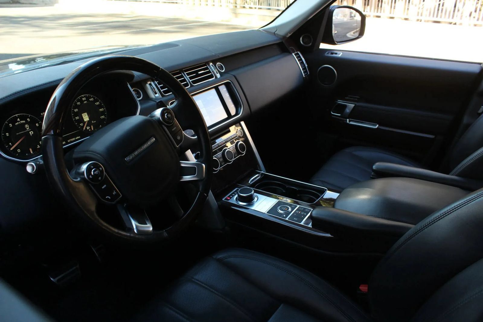 Used 2015 Land Rover Range Rover Supercharged AWD/4WD image 18