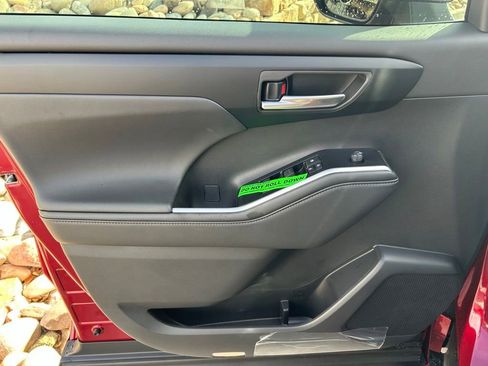 Used 2026 Toyota Highlander XLE image 10