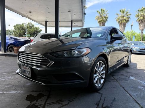 Used 2017 Ford Fusion SE FWD image 2