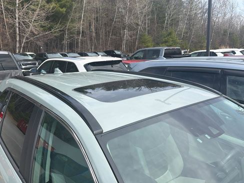 Used 2021 Toyota RAV4 XLE Premium image 6