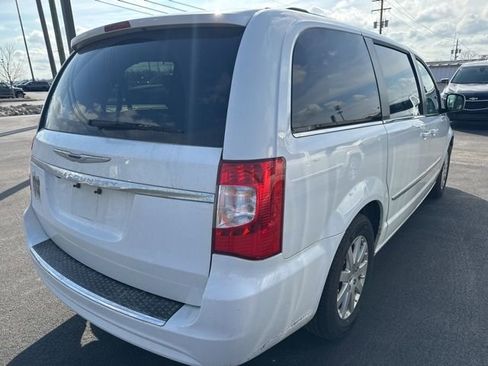 Used 2015 Chrysler Town & Country Touring image 4