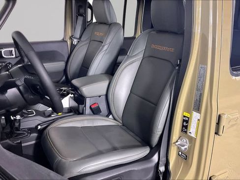 Used 2025 Jeep Gladiator Mojave AWD/4WD image 19