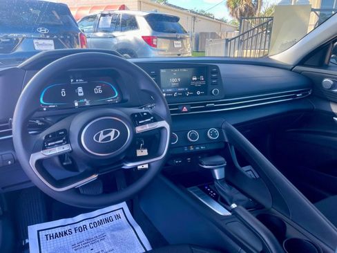Used 2025 Hyundai Elantra SE image 12