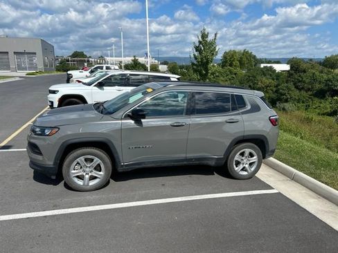 Used 2023 Jeep Compass Latitude w/ Sun and Sound Group AWD/4WD image 2
