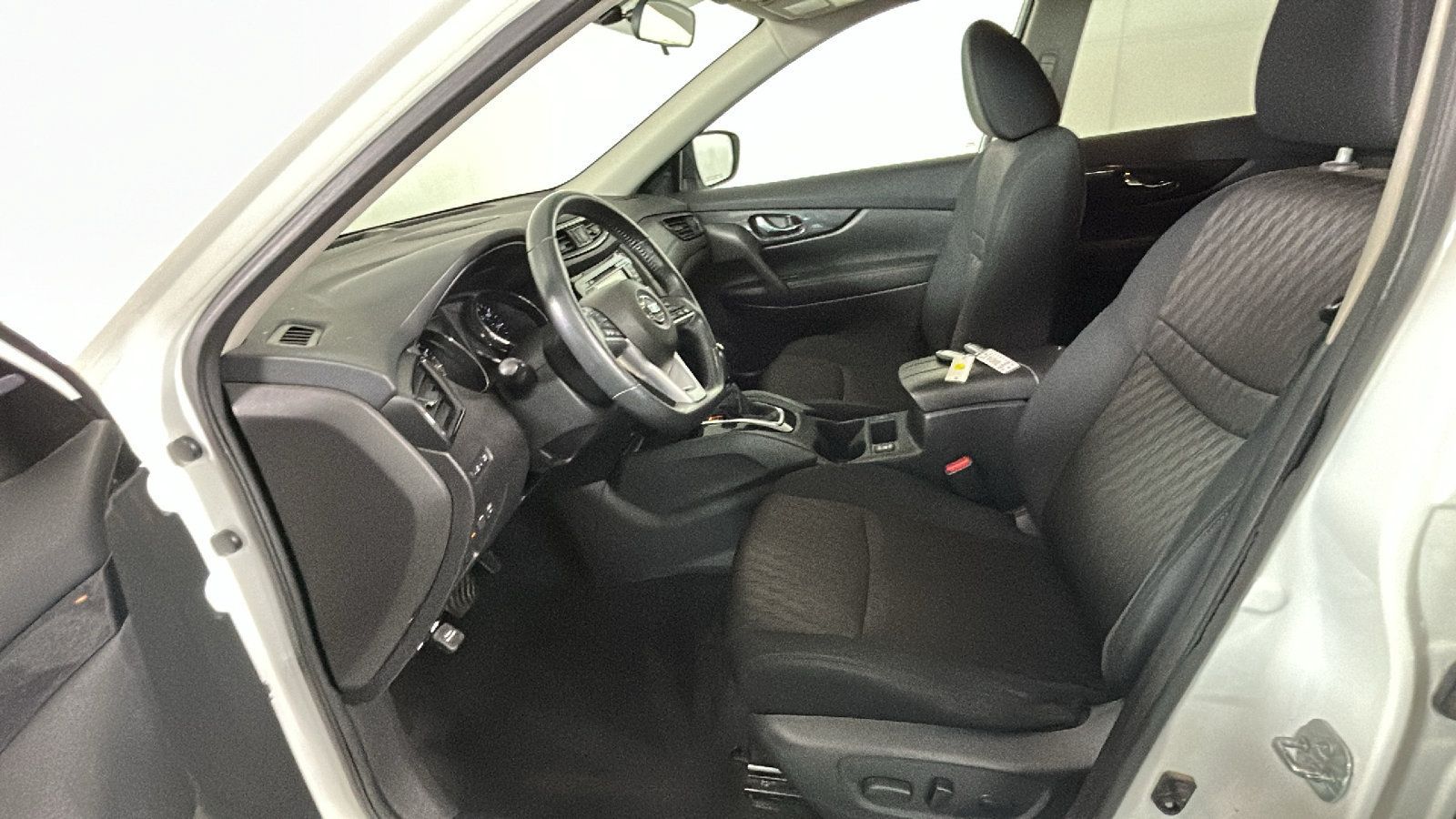 Used 2017 Nissan Rogue SV AWD/4WD image 14
