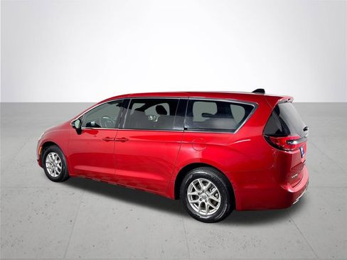 Used 2025 Chrysler Pacifica Select image 8