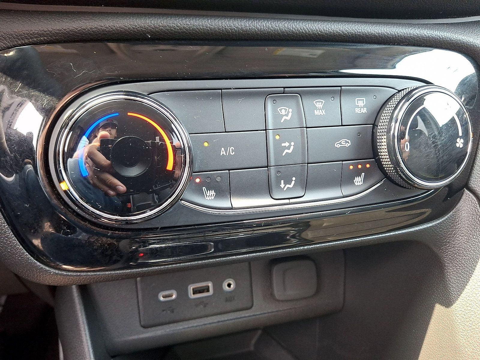 Used 2023 Buick Encore GX Preferred w/ Cold Weather Comfort Package FWD image 19