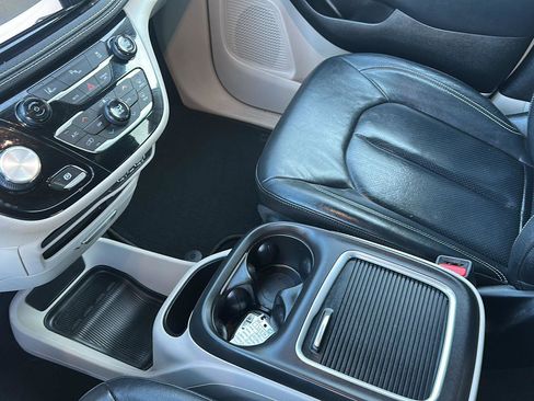 Used 2022 Chrysler Pacifica Touring-L image 38
