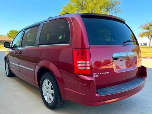 Used 2010 Chrysler Town & Country Touring Plus w/ Safetytec Group FWD image 6