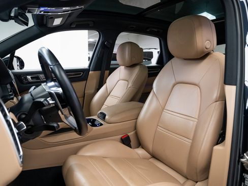 Used 2020 Porsche Cayenne image 18